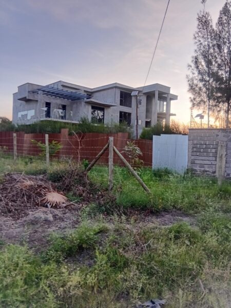 Chuna Kitengela ½ Acre Plot + Incomplete 4–5 Bedroom Maisonette – Prime Investment Deal (8M)